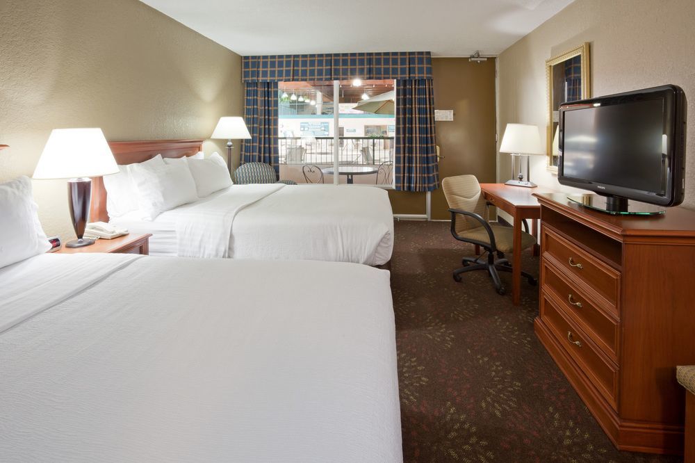 Holiday Inn Alexandria By Ihg Exterior photo